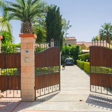 Dependance in Villa 7 km from Cefalù near the sea with garden and services.