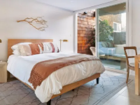 Designer Beach Condo Steps to Ocean/Beach, Heated Pool, Spa, Shops, Restaurants Hotels in Solana Beach