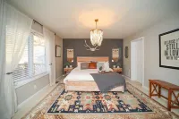 Epic Mountain Views, Hot Tub and Privacy at Harvest Moon Lodge and Retreat!