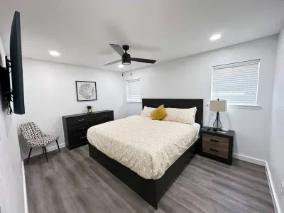 Spacious 5B Home with Private Pool & Grill near Fort Worth, AT&T Stadium Sam's Club附近的飯店