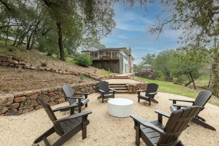 Healdsburg House - Chiquita Road - Hot Tub - Private Отели рядом с достопримечательностью «Healdsburg Ridge Open Space Preserve»