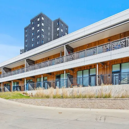 Free Parking and Gym - Loft Near Wells Fargo Arena Downtown - Stocked Kitchen
