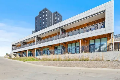 Free Parking and Gym - Loft Near Wells Fargo Arena Downtown - Stocked Kitchen