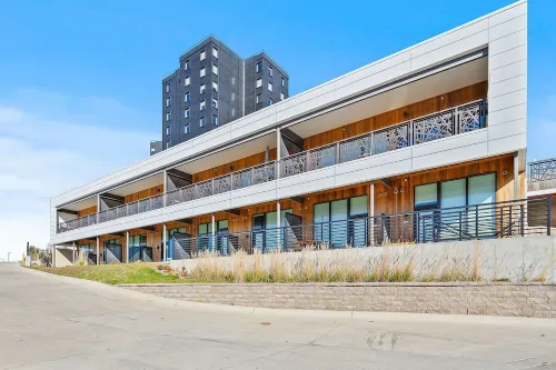 Free Parking and Gym - Loft Near Wells Fargo Arena Downtown - Stocked Kitchen
