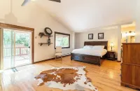 4BR 4BA multi-family with multiple outdoor & indoor living spaces, hot tub, BBQ.