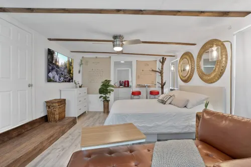 The Temple & Glamping + Hot Tub, 15 Min Away from MCO, 25 min from Theme Parks