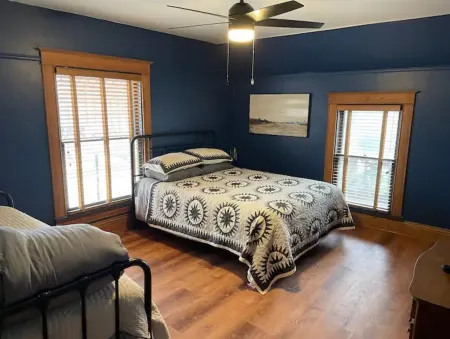 3 min to Starved Rock and 1 block from downtown.