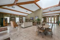 Luxury Lakeview Condo - Golf - Screened Lanai - Resort Pool - Hot Tub - Gym