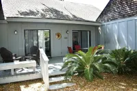 Spacious Modern Villa Lovely Porch Golf Course View Free Tennis-PB Daily! Hotels in 