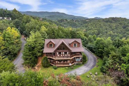 Luxury Cabin w/View! Sleeps 22, Movie Rm, Game Rm!