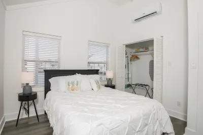 The View! Hidden Gem! Pristine! Quiet Retreat! Charming! Go fish! Dock a boat! Các khách sạn gần Miraflores Park