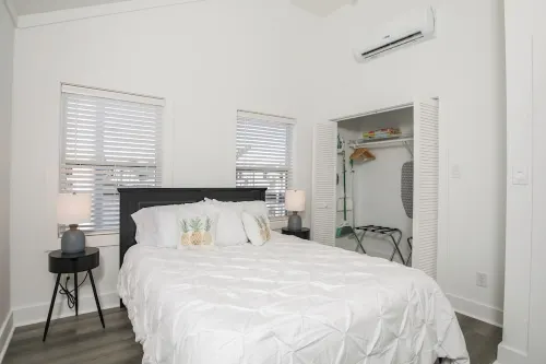 The View! Hidden Gem! Pristine! Quiet Retreat! Charming! Go fish! Dock a boat!