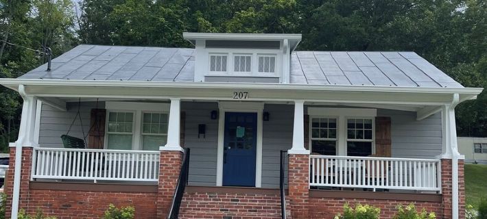 Recently updated Park Street Cottage with garage in Downtown Greeneville, TN. 그린 카운티 호텔