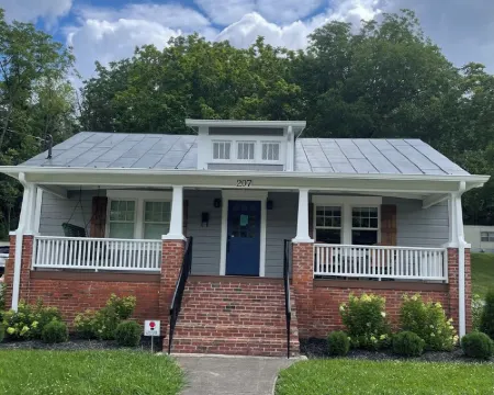 Recently updated Park Street Cottage with garage in Downtown Greeneville, TN. Hoteles en Greeneville