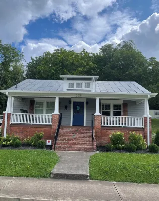 Recently updated Park Street Cottage with garage in Downtown Greeneville, TN. Hotels near Niswonger Performing Arts Center