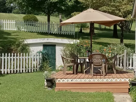 Cottage located IN Crawford Co. , just min. from Patoka Lake! Near Holiday World