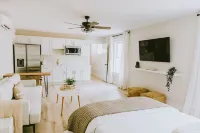 NEW BUILD, Modern coastal home. 10 min walk to beach and sound! Hotels in Kill Devil Hills