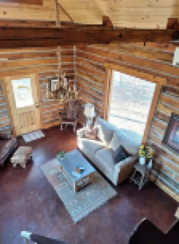 Loft cabin close to Pioneer Woman's Mercantile