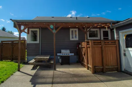 Work away ready, dog friendly. Downtown Tillamook - Modern Vintage