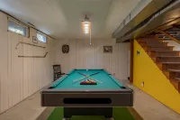 A 2000 sq ft Family Home W/ 2 King Bed + Game Room - A home away from home in a flourishing & inviti