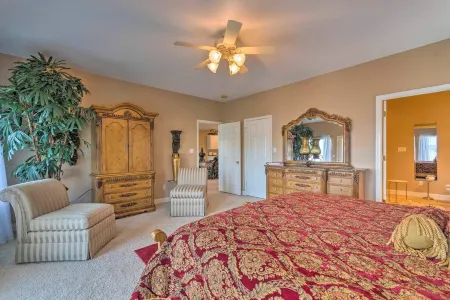 Lakeview Condo w/ Balcony+Pool Access, Sunrise View!