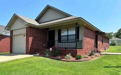 The Corner View: Cute, Clean and Cozy Home! Hotels near Arkansas Tech University