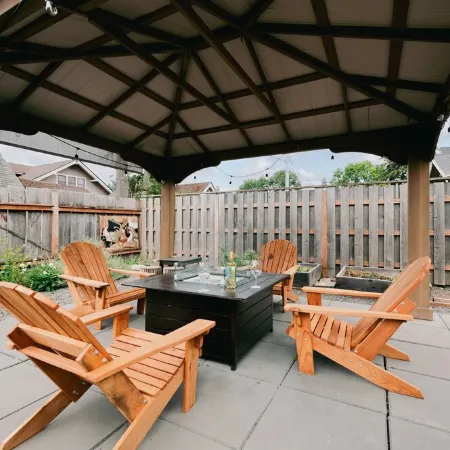 Spacious Family Home in Elizabeth Park: Parlor, GameRoom, Gazebo, Big Kitchen!