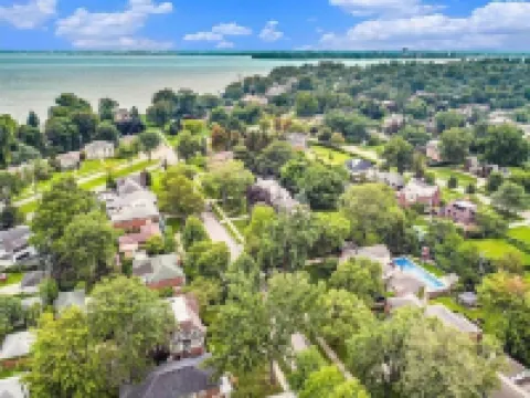 Beautiful 1920s Historic Home with Screened Porch‼️