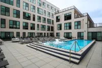 Luxury Living in OTR: 1-BR Oasis With Free Parking+Pool+Gym Hotels in 