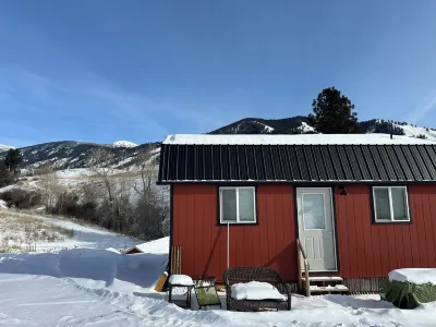 Cozy Tiny Home. 30 mins from Lost Trails Ski Area and 30 mins from Salmon.
