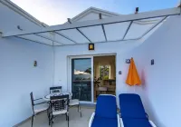 C2, en pequeño complejo con piscina climatizada comunitaria a 100m del mar Отели рядом с достопримечательностью «Casa / Museo Cesar Manrique»