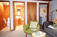 Cosy Garden Apartment in Sandy Bay. 15 Min 401/402 Town Bus.  Free Parking/Wifi.