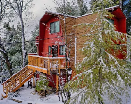 Hilltop 3-bedroom Retreat with Lake Views, AC, EV Charger at Lake Gregory Hotels in Crestline