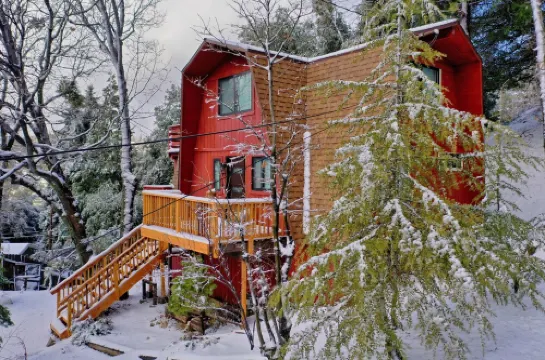 Hilltop 3-bedroom Retreat with Lake Views, AC, EV Charger at Lake Gregory