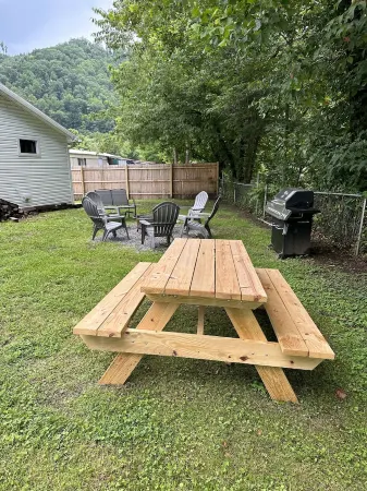 Hatfield McCoy Trails!  Newly renovated 3 bedroom house with ATV trail access.