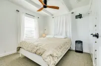 Shore House: Sand Beneath, Waves at Your Doorstep! Perfect deck for Sunrise! - 3つ星