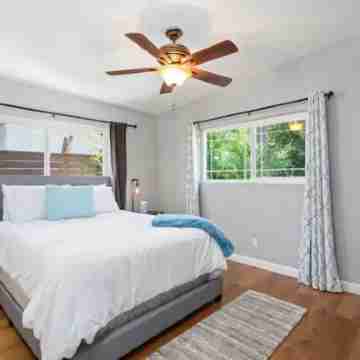 Close to Downtown! Gorgeous MidCentury w/fire pit Rooms