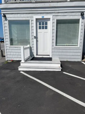 Ocean views from every window.  5min walk to the quiet end of the beach! Отели рядом с достопримечательностью «Casino Ballroom»