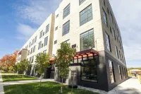 Base of Old Mission Peninsula 2BR Condo w/ Rooftop Hot Tubs near East Bay Beach  호텔