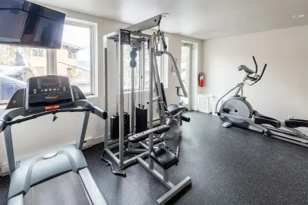 Make memories. Cozy ski in ski out.  Convenient to skiing and restaurants! Отели рядом с достопримечательностью «Аспен Сноумасс Ски Резорт»