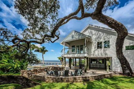 NEW Fully renovated Gulf front home w/private resort style pool, outdoor kitchen Отели рядом с достопримечательностью «Pop Stansell Park»