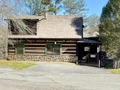 TENNESSEE CABIN!  CONVENIENT LOCATION! COZY & COMFORTABLE! BOOK TODAY! Hotels near KARM Stores