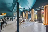 The Luxe/Hot Tub/Private Bar/ 12 Min to Horse Park