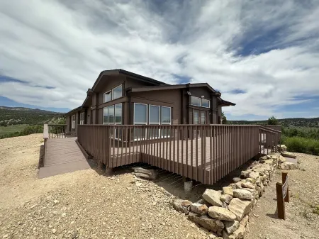 Mineral Spring at Zion. 15 Minutes to Zion's East gate! Beautiful hilltop home. Отели рядом с достопримечательностью «Checkerboard Mesa»