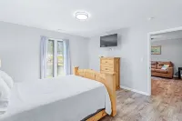 Relaxing, family friendly lodge by the lake.