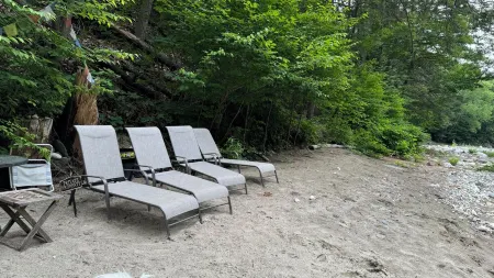 Wellness Getaway with a Personal Sauna, and Private River Beach! Отели в г. Ньюфан