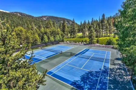 Olympic Valley Listing with Penthouse Views! Отели рядом с достопримечательностью «Squaw Valley Ski Area»