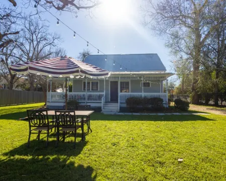 Charming Victorian Bike to Shops, Mins to Antiques & Wedding Venues 拉格蘭奇酒店