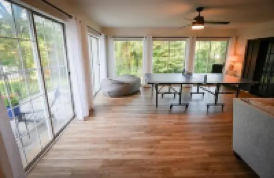 Spacious, Town Square, Theatre Room! 4 bed / 2 bath Private Home on town square