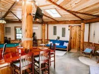 A cozy, romantic cabin perfect for couples.Pets are always welcome, owners too! 맥도웰 카운티 호텔